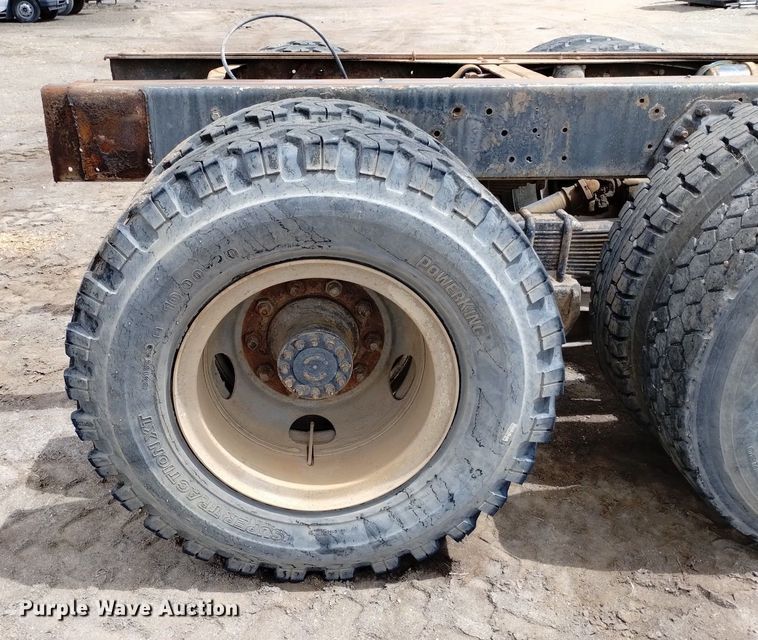 image for item DN6411 1972 GMC 9500  truck cab and chassis