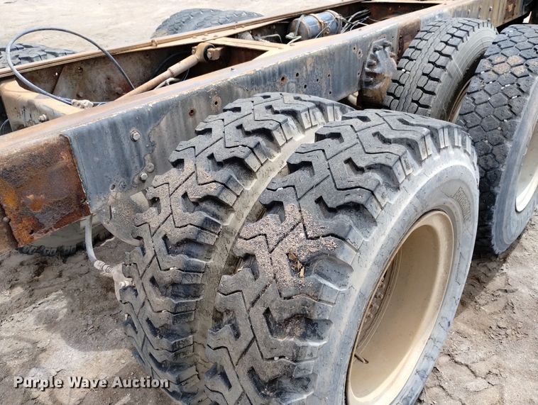 image for item DN6411 1972 GMC 9500  truck cab and chassis