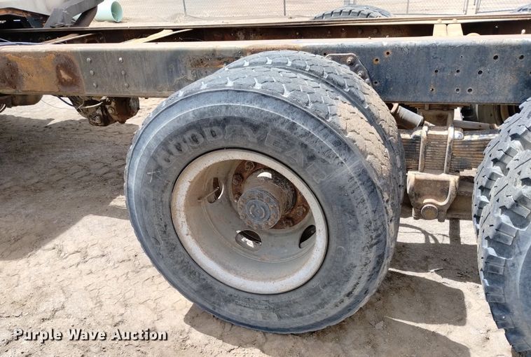 image for item DN6411 1972 GMC 9500  truck cab and chassis