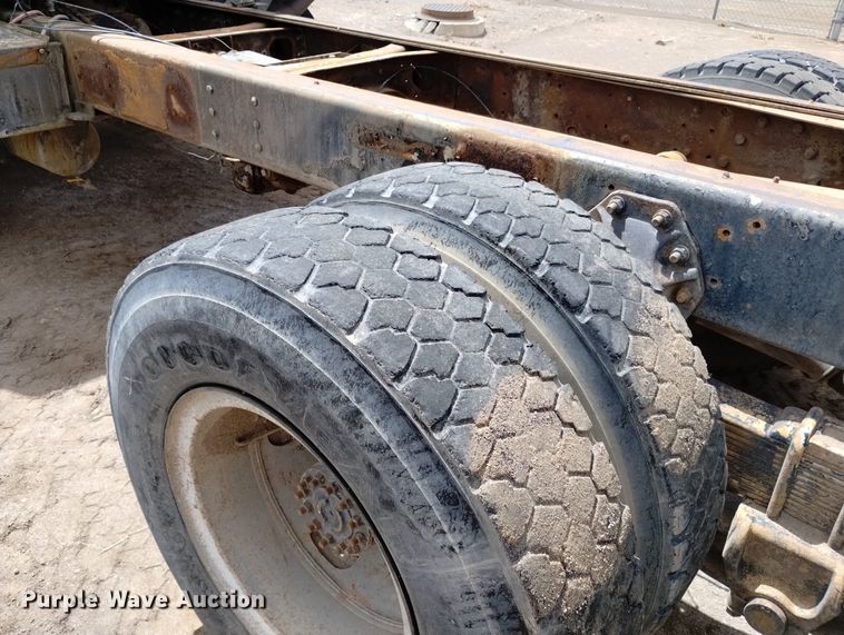 image for item DN6411 1972 GMC 9500  truck cab and chassis