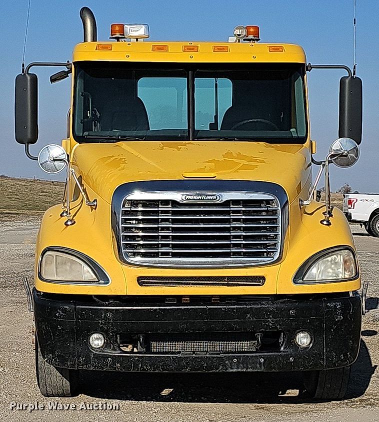 image for item DO4286 2007 Freightliner Columbia 120  semi truck