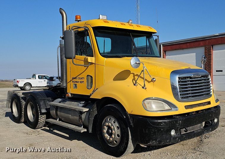 image for item DO4286 2007 Freightliner Columbia 120  semi truck