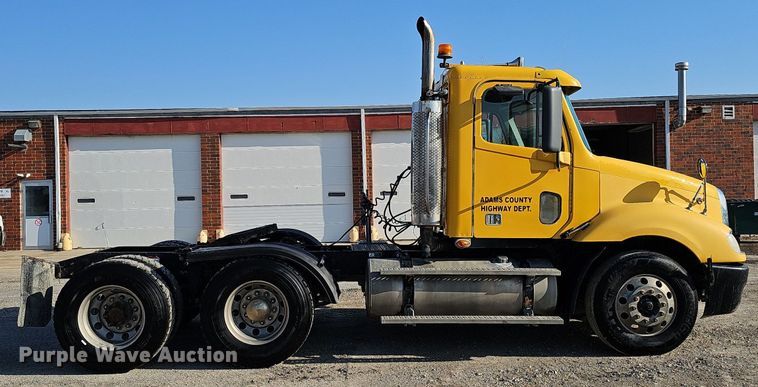 image for item DO4286 2007 Freightliner Columbia 120  semi truck