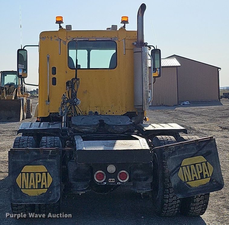 image for item DO4286 2007 Freightliner Columbia 120  semi truck