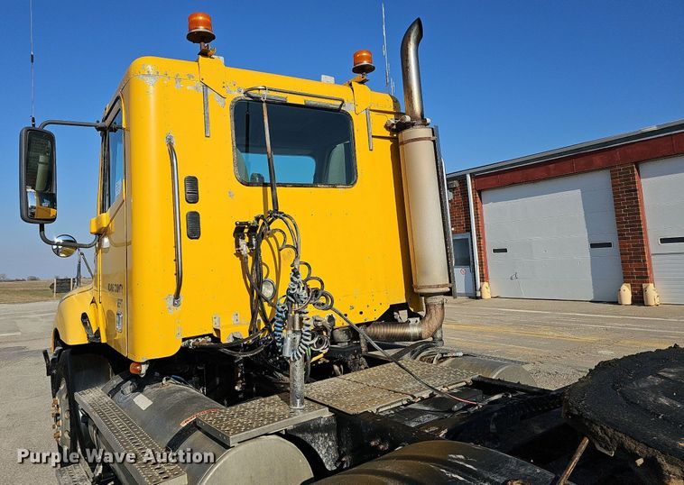 image for item DO4286 2007 Freightliner Columbia 120  semi truck