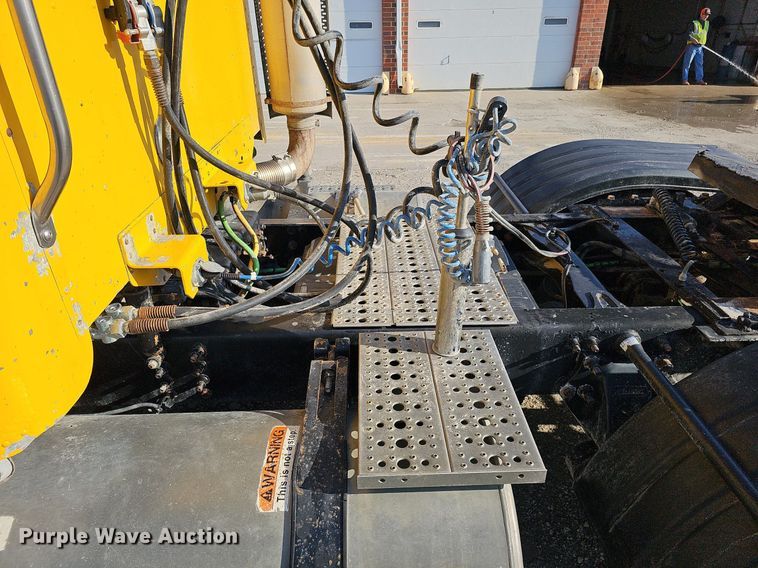 image for item DO4286 2007 Freightliner Columbia 120  semi truck