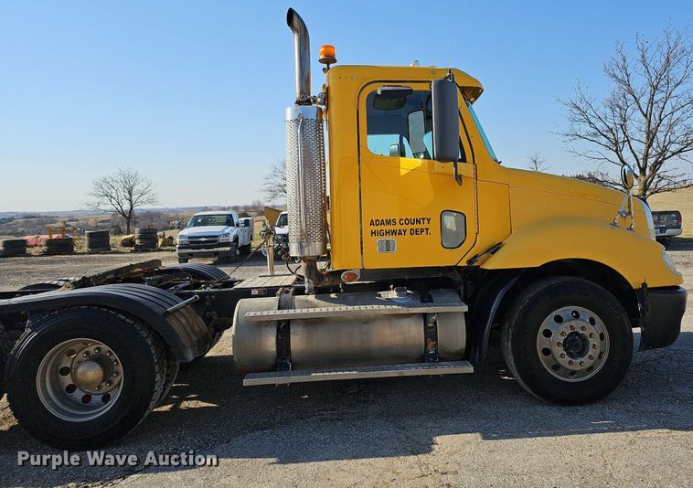 image for item DO4286 2007 Freightliner Columbia 120  semi truck