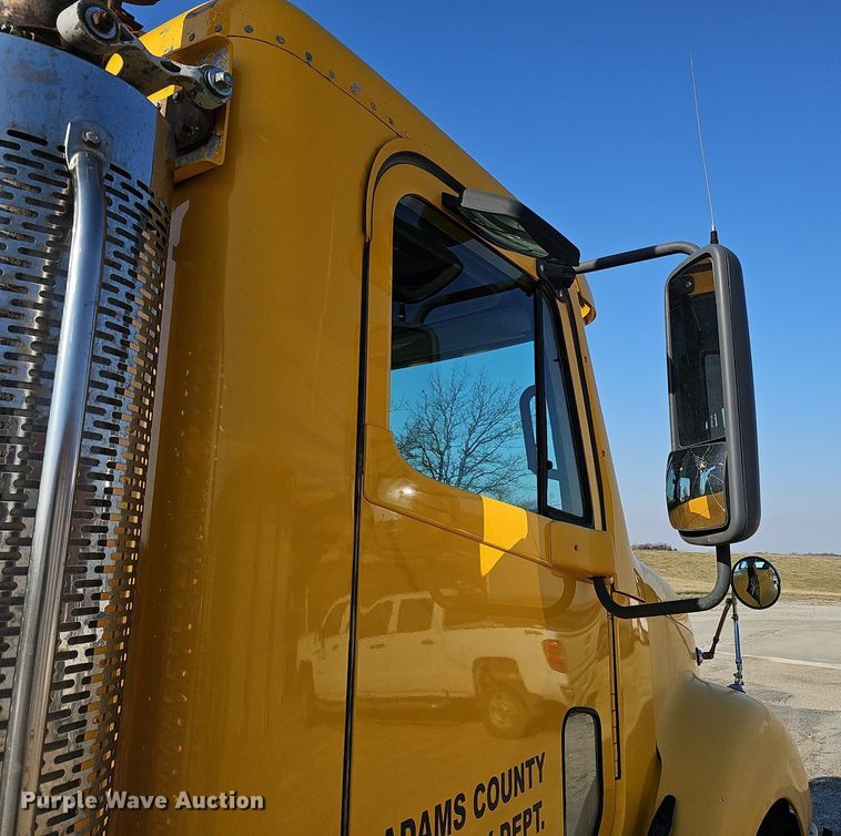 image for item DO4286 2007 Freightliner Columbia 120  semi truck