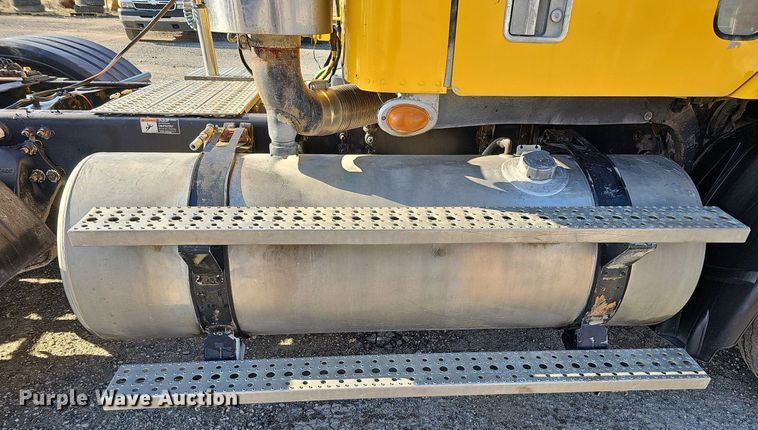 image for item DO4286 2007 Freightliner Columbia 120  semi truck