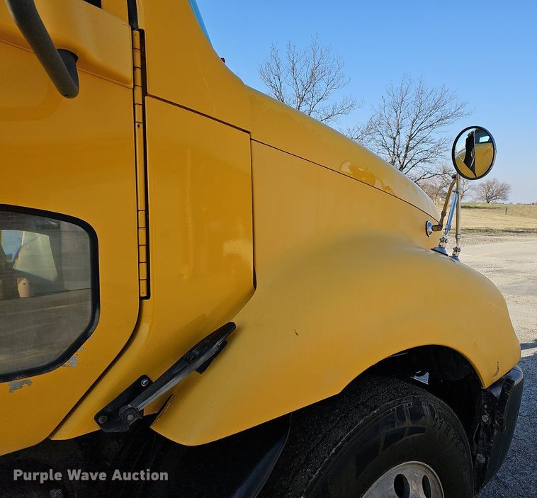 image for item DO4286 2007 Freightliner Columbia 120  semi truck