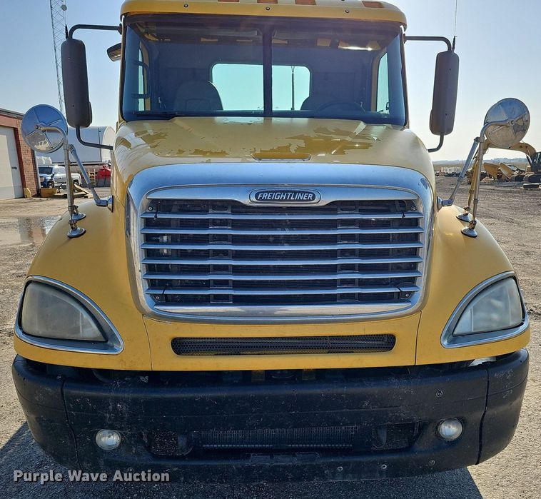 image for item DO4286 2007 Freightliner Columbia 120  semi truck