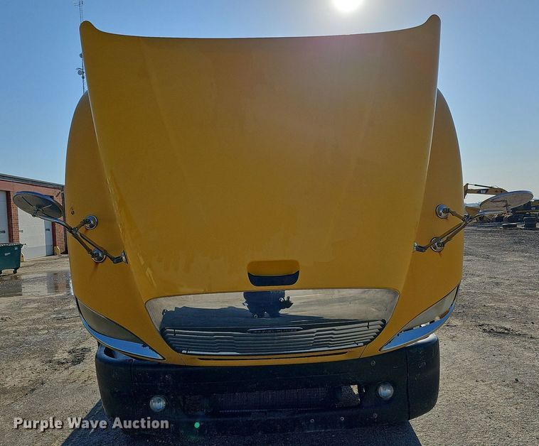 image for item DO4286 2007 Freightliner Columbia 120  semi truck