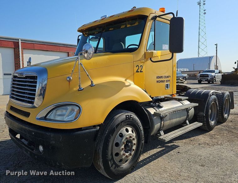 image for item DO4286 2007 Freightliner Columbia 120  semi truck