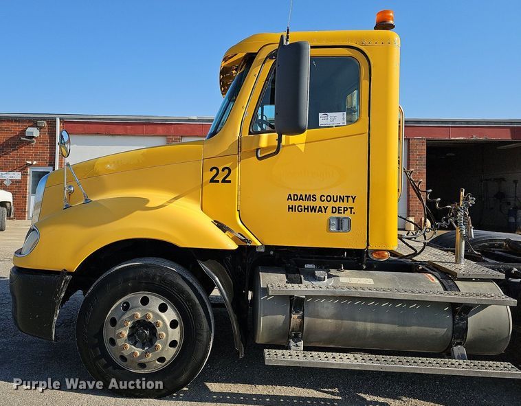 image for item DO4286 2007 Freightliner Columbia 120  semi truck