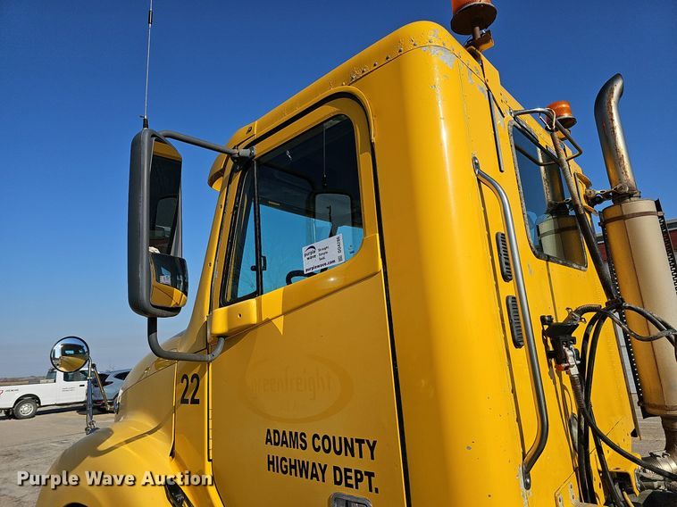 image for item DO4286 2007 Freightliner Columbia 120  semi truck