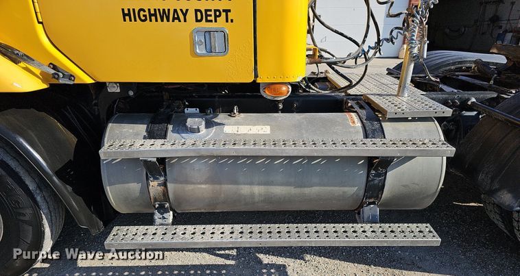 image for item DO4286 2007 Freightliner Columbia 120  semi truck