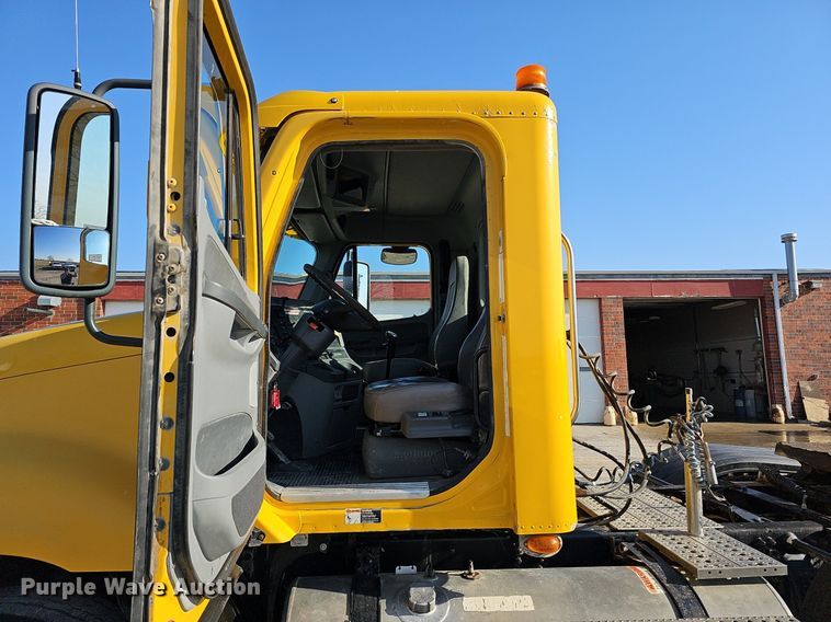 image for item DO4286 2007 Freightliner Columbia 120  semi truck