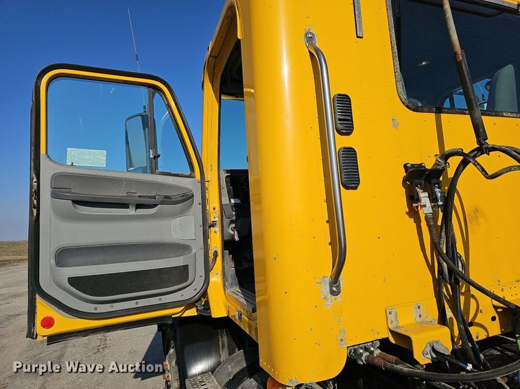 image for item DO4286 2007 Freightliner Columbia 120  semi truck