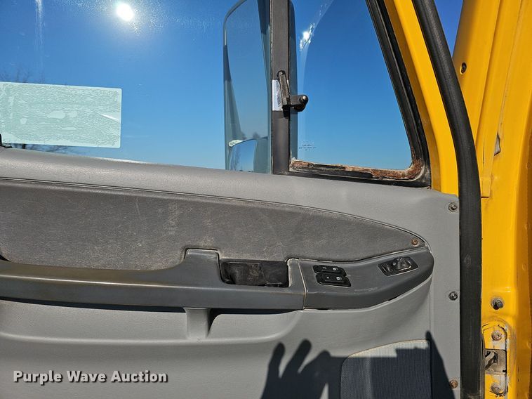 image for item DO4286 2007 Freightliner Columbia 120  semi truck