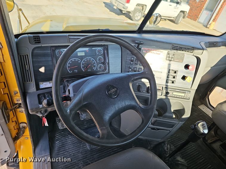 image for item DO4286 2007 Freightliner Columbia 120  semi truck