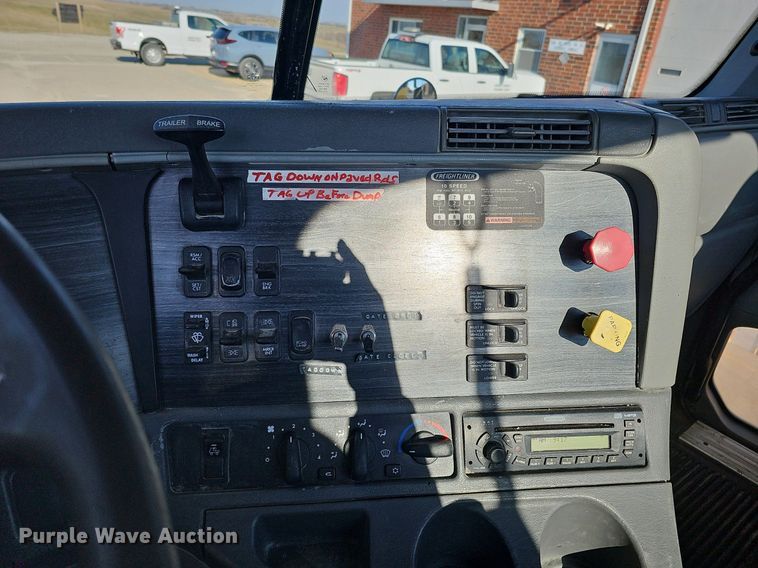 image for item DO4286 2007 Freightliner Columbia 120  semi truck