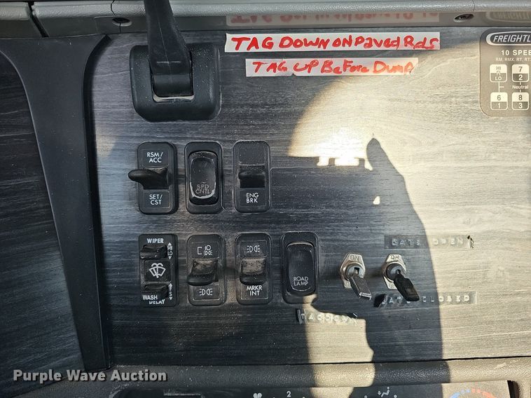 image for item DO4286 2007 Freightliner Columbia 120  semi truck