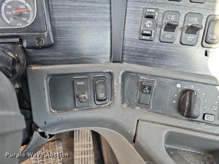 image for item DO4286 2007 Freightliner Columbia 120  semi truck