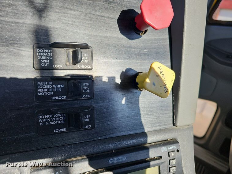 image for item DO4286 2007 Freightliner Columbia 120  semi truck