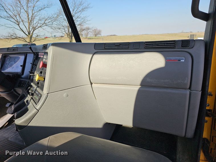 image for item DO4286 2007 Freightliner Columbia 120  semi truck