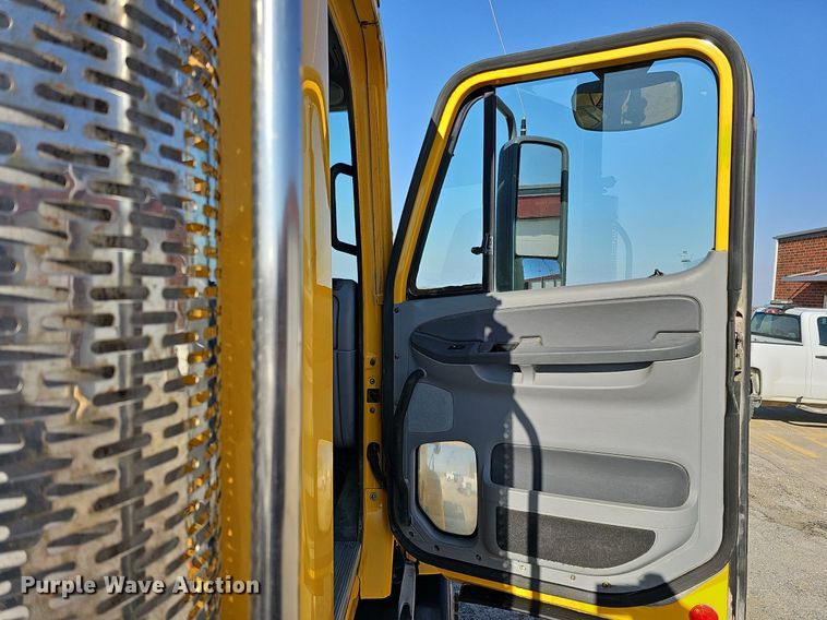 image for item DO4286 2007 Freightliner Columbia 120  semi truck