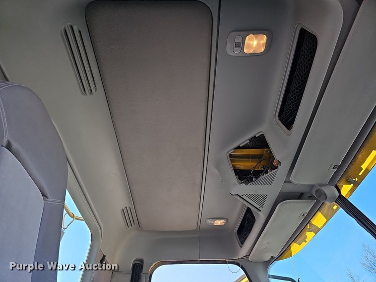 image for item DO4286 2007 Freightliner Columbia 120  semi truck