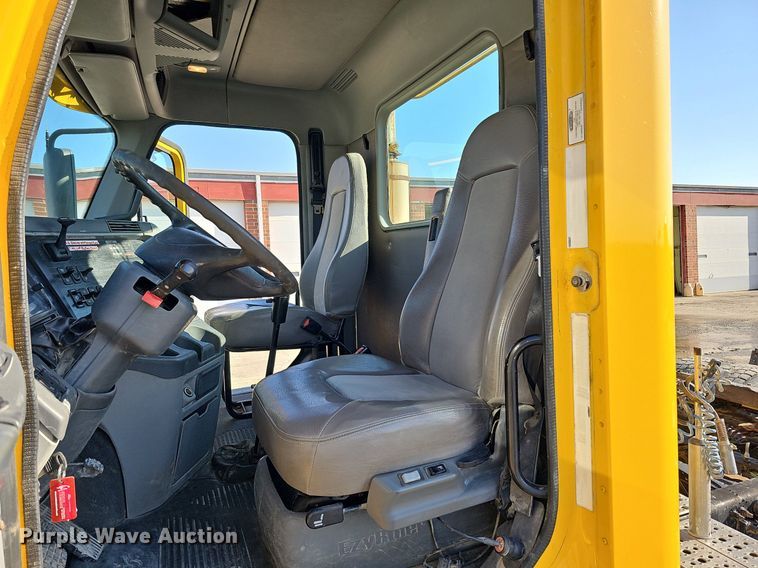 image for item DO4286 2007 Freightliner Columbia 120  semi truck