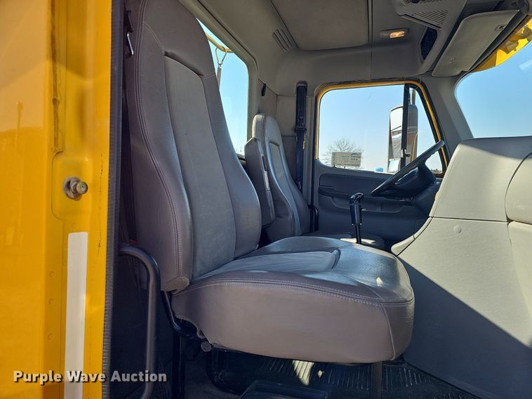 image for item DO4286 2007 Freightliner Columbia 120  semi truck