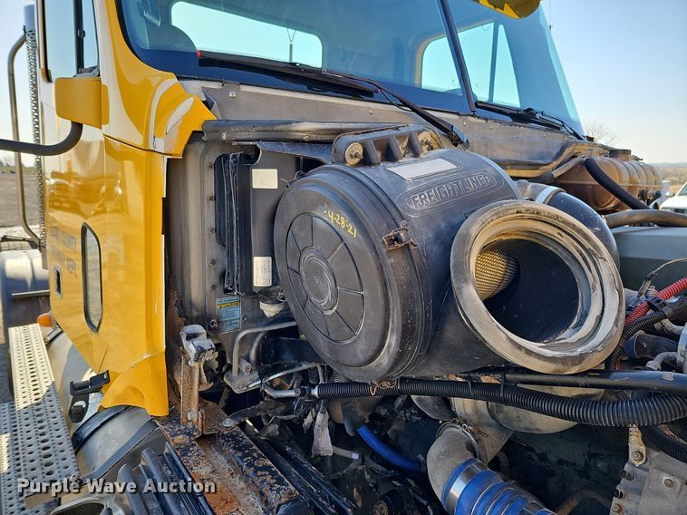 image for item DO4286 2007 Freightliner Columbia 120  semi truck