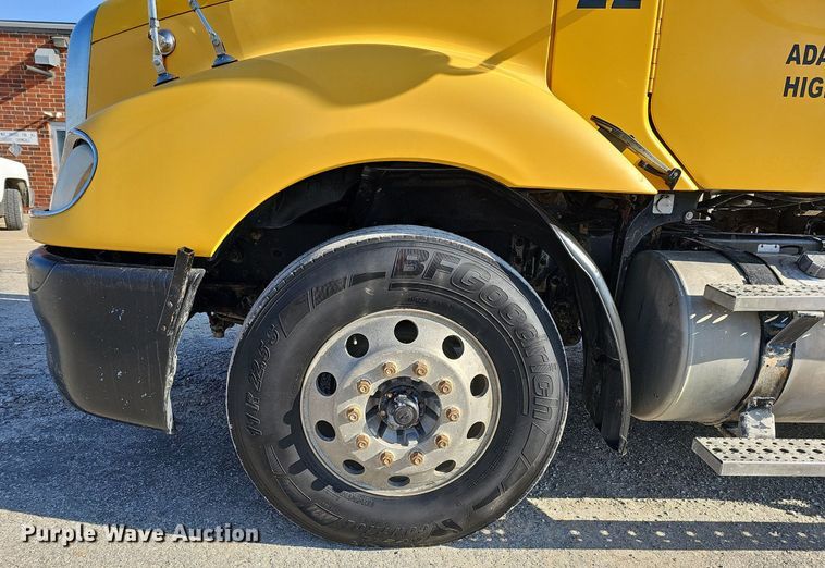 image for item DO4286 2007 Freightliner Columbia 120  semi truck