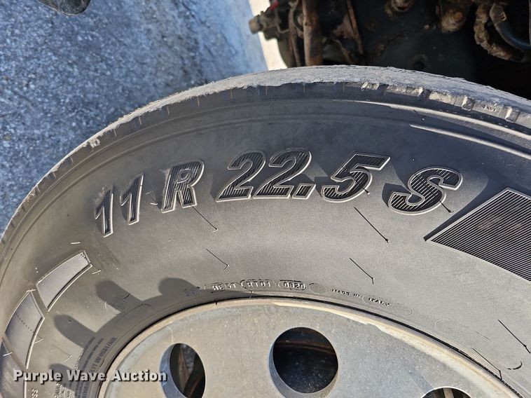 image for item DO4286 2007 Freightliner Columbia 120  semi truck