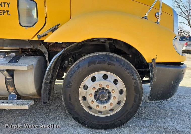 image for item DO4286 2007 Freightliner Columbia 120  semi truck