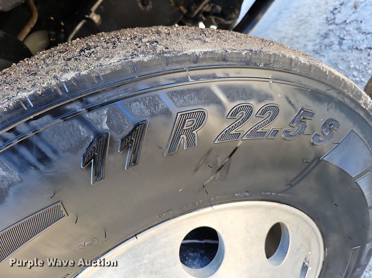 image for item DO4286 2007 Freightliner Columbia 120  semi truck