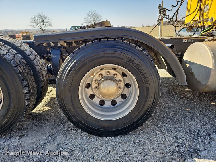 image for item DO4286 2007 Freightliner Columbia 120  semi truck