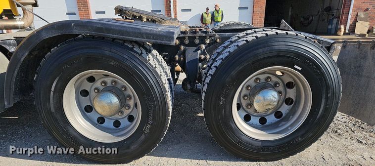 image for item DO4286 2007 Freightliner Columbia 120  semi truck