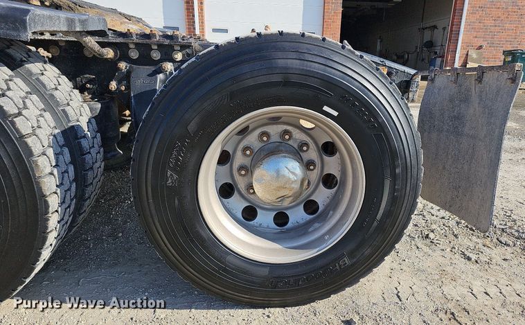 image for item DO4286 2007 Freightliner Columbia 120  semi truck