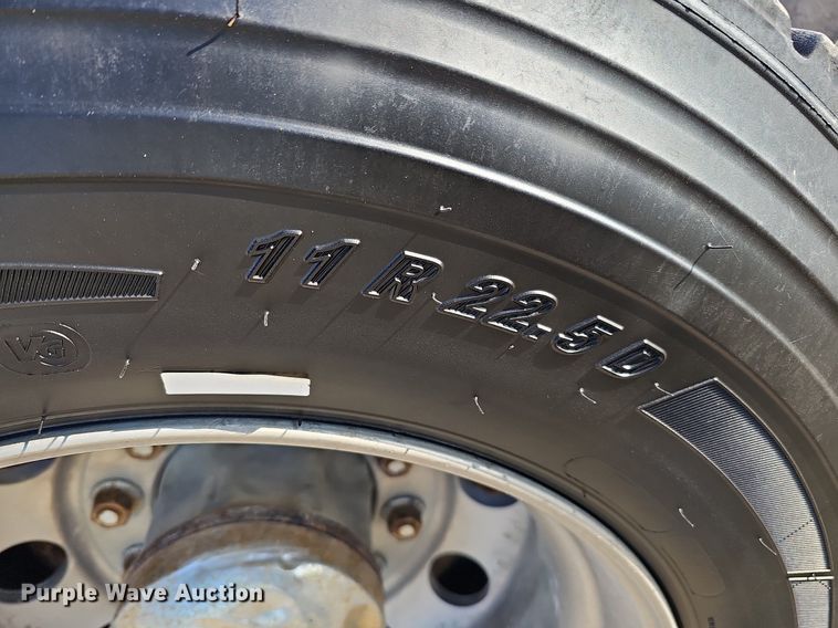 image for item DO4286 2007 Freightliner Columbia 120  semi truck