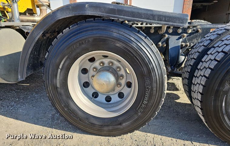 image for item DO4286 2007 Freightliner Columbia 120  semi truck