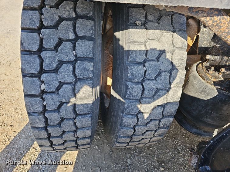 image for item DO4286 2007 Freightliner Columbia 120  semi truck