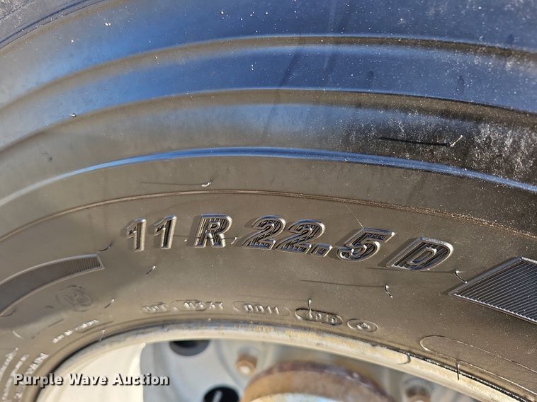 image for item DO4286 2007 Freightliner Columbia 120  semi truck