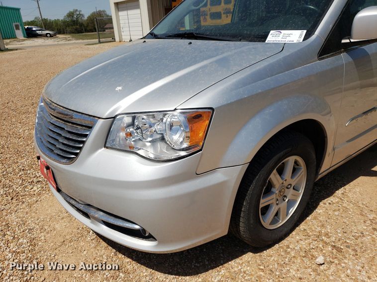 image for item DQ0514 2011 Chrysler Town & Country  van