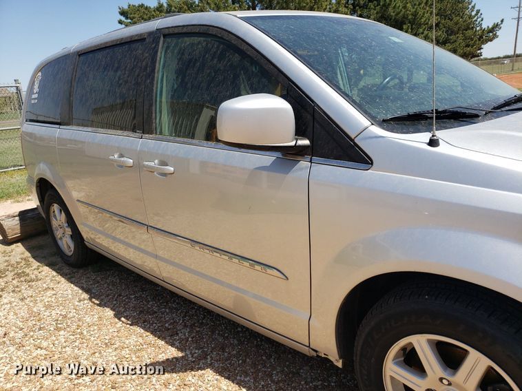 image for item DQ0514 2011 Chrysler Town & Country  van