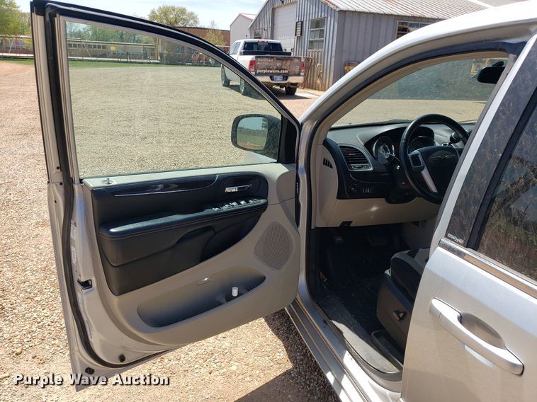 image for item DQ0514 2011 Chrysler Town & Country  van