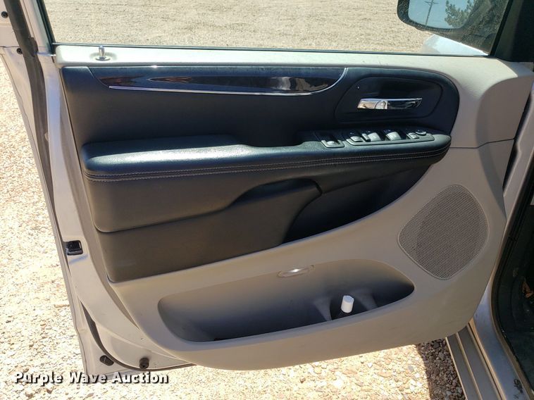 image for item DQ0514 2011 Chrysler Town & Country  van