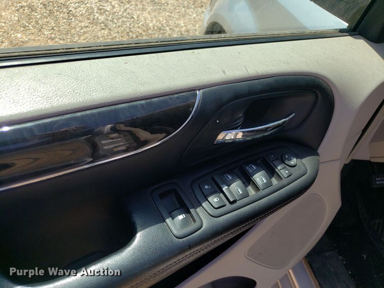 image for item DQ0514 2011 Chrysler Town & Country  van